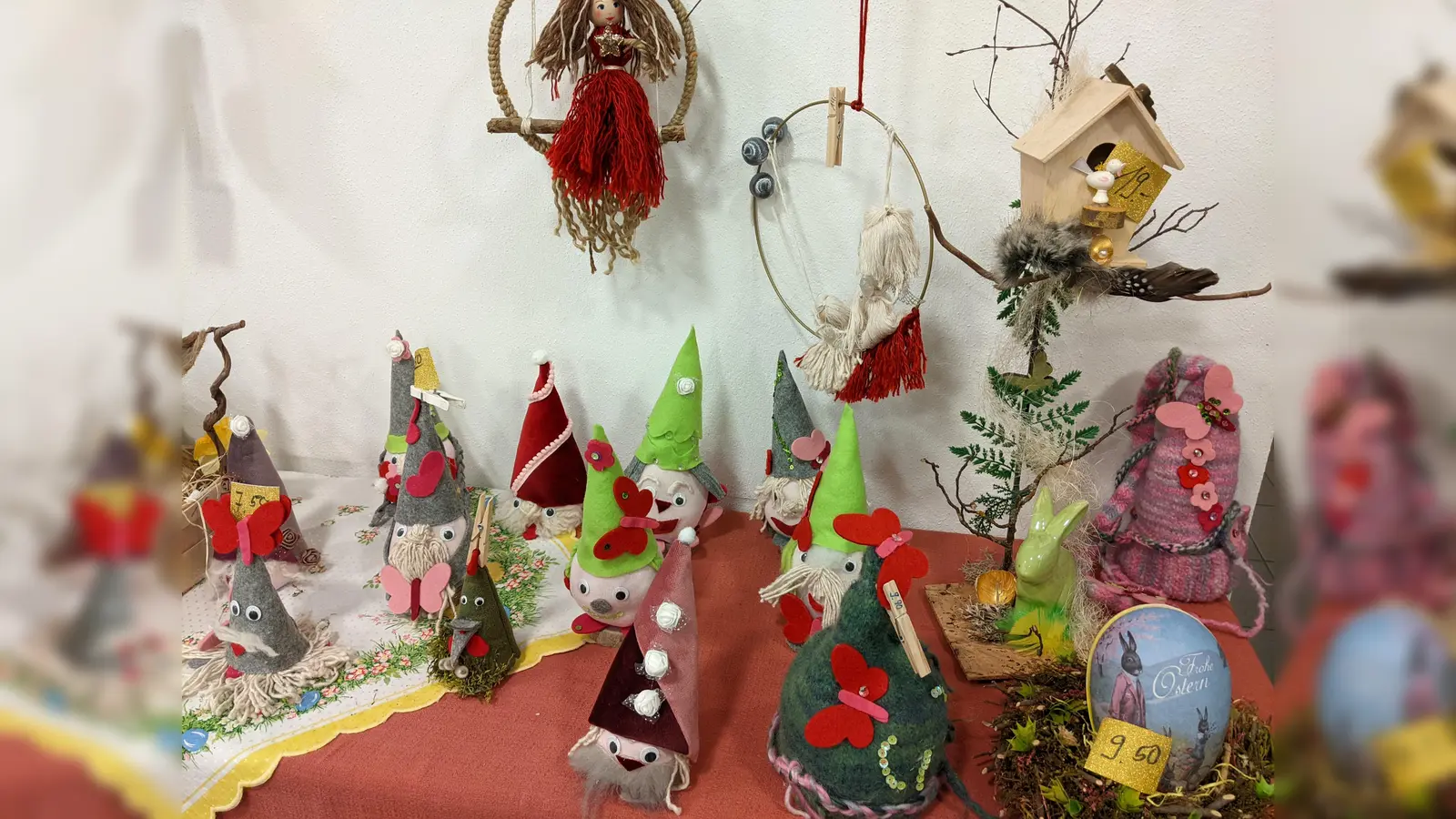 Viele Kreationen gibt es beim Ostermarkt in Neustadt/WN im Foyer und Gang zwischen Bücherei und Musikschule zu begutachten. (Bild: Karl Wildenauer)