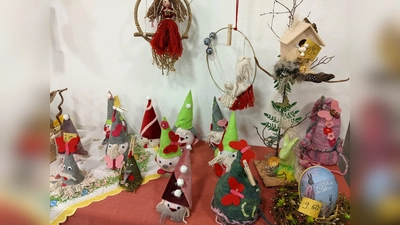 Viele Kreationen gibt es beim Ostermarkt in Neustadt/WN im Foyer und Gang zwischen Bücherei und Musikschule zu begutachten. (Bild: Karl Wildenauer)