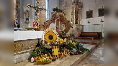 Die Pfarrei Kemnath hatte zum Erntedankgottesdienst eingeladen. Gestaltet wurde der Erntealtar in diesem Jahr von der KAB. (Bild: Katrin Pasieka-Zapf)