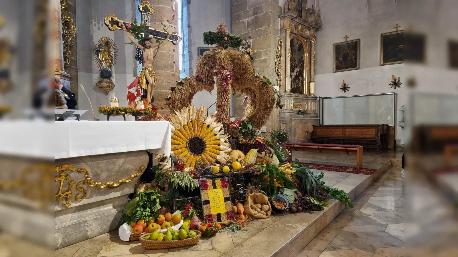 Die Pfarrei Kemnath hatte zum Erntedankgottesdienst eingeladen. Gestaltet wurde der Erntealtar in diesem Jahr von der KAB. (Bild: Katrin Pasieka-Zapf)