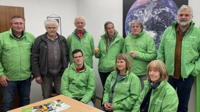 von links: Günther Sparrer, Gruppenkoordinator, Jo Pirzer vom Netzwerk Reparatur-Initiativen, Franz Zielinski sowie weitere Greenpeace Mitglieder und Freunde im neuen Greenpeace MindSpace in der Hochstr. 16 (Bild: Günther Sparrer)