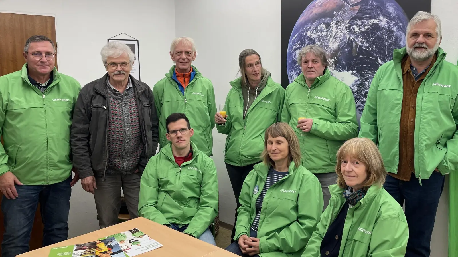 von links: Günther Sparrer, Gruppenkoordinator, Jo Pirzer vom Netzwerk Reparatur-Initiativen, Franz Zielinski sowie weitere Greenpeace Mitglieder und Freunde im neuen Greenpeace MindSpace in der Hochstr. 16 (Bild: Günther Sparrer)