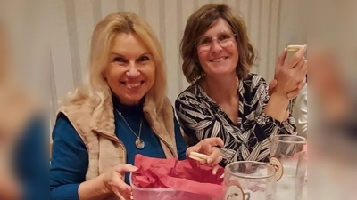Petra Schicker und Kerstin Rumswinkel (im Bild bei einer Feier v. re.) wurden bei den Neuwahlen im Kunstverein Tirschenreuth wieder als die Erste Vorsitzende und die Zweite Vorsitzende für die nächsten drei Jahre bestätigt.  (Bild: Charlotte Baumer)