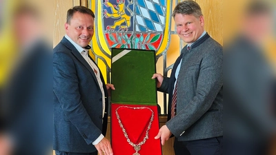 Übergabe der Amtskette. (Bild: Christina Liedl)