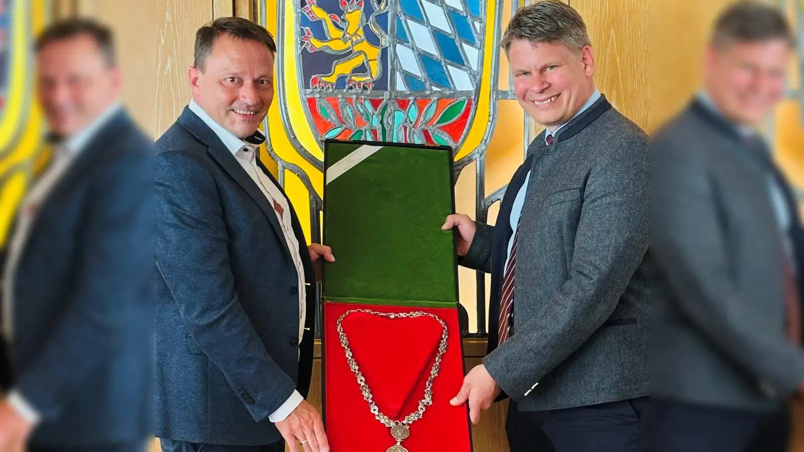 Übergabe der Amtskette. (Bild: Christina Liedl)