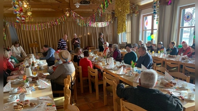 Im Pfarrheim Tännesberg feiern Senioren ihren Fasching. (Bild: Josef Glas)