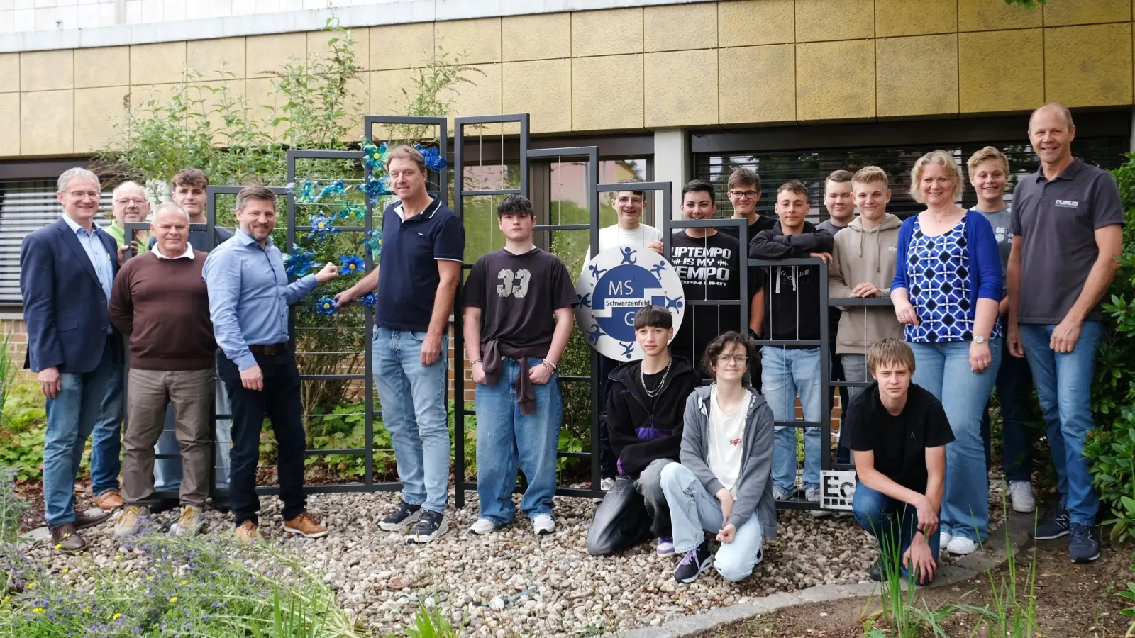  Schulleiter, Bürgermeister, Vertreter der beteiligten Firmen und die ausführenden Schüler vor ihrem gelungenen Projekt.  (Bild: Beate Lobinger)