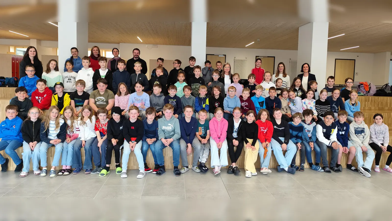 Dritt- und Viertklässler der Grundschulen Eger und Waldershof mit ihren Lehrkräften (Bild: Johanna Reger)