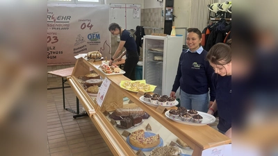 Die Festdamen der Flossenbürger Wehr verkauften am Muttertag Kuchen im Feuerwehrhaus. (Bild: Elia Stahl)