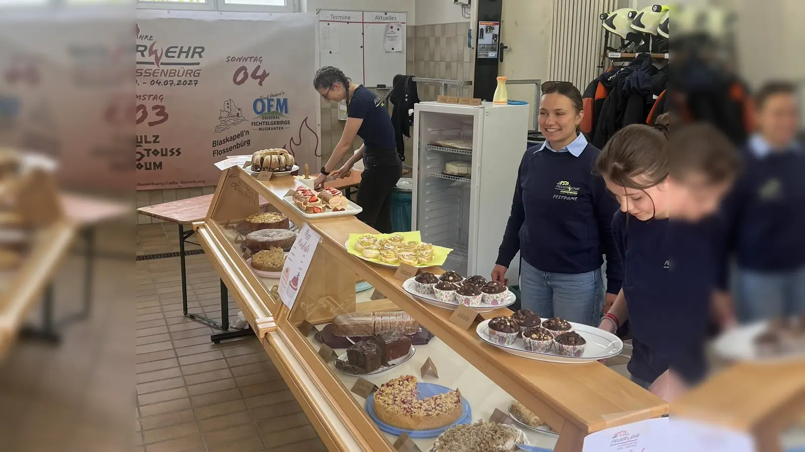 Die Festdamen der Flossenbürger Wehr verkauften am Muttertag Kuchen im Feuerwehrhaus. (Bild: Elia Stahl)