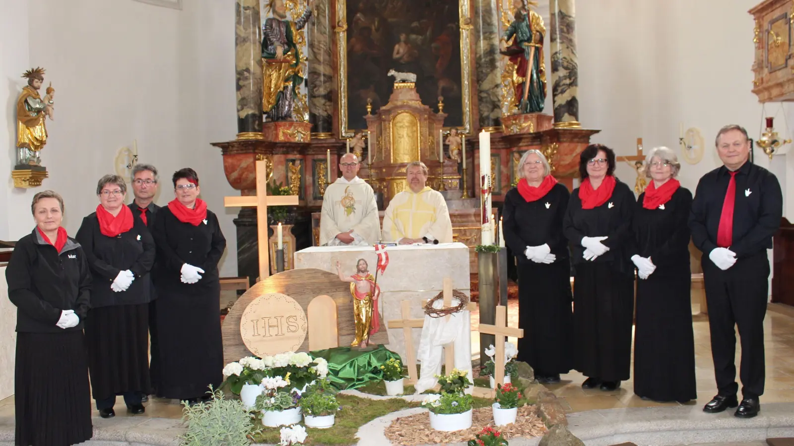 Der Gehörlosen-Chor „Singende Hände“ trat beim Sonntagsgottesdienst in der Pfarrkirche in Tiefenbach auf. Mit Chorleiterin Martha Pilsl (1. v. links) und Manuale Bindl Behindertenbeauftragte der Gemeinde Treffelstein (4. V. links). (Mitte) Pfarrer Albert Hölzl und Pfarrer Christian Burkhardt (Behindertenseelsorger des Bistums Regensburg) (Bild: Nikolaus Scherr)