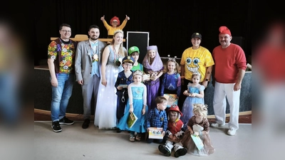 Gratulationen an die Sieger-Kinder bei der Maskenprämierung kamen von der SPD-Vorstandschaft und vom Prinzenpaar aus Pleystein. (Bild: Laura Roth)