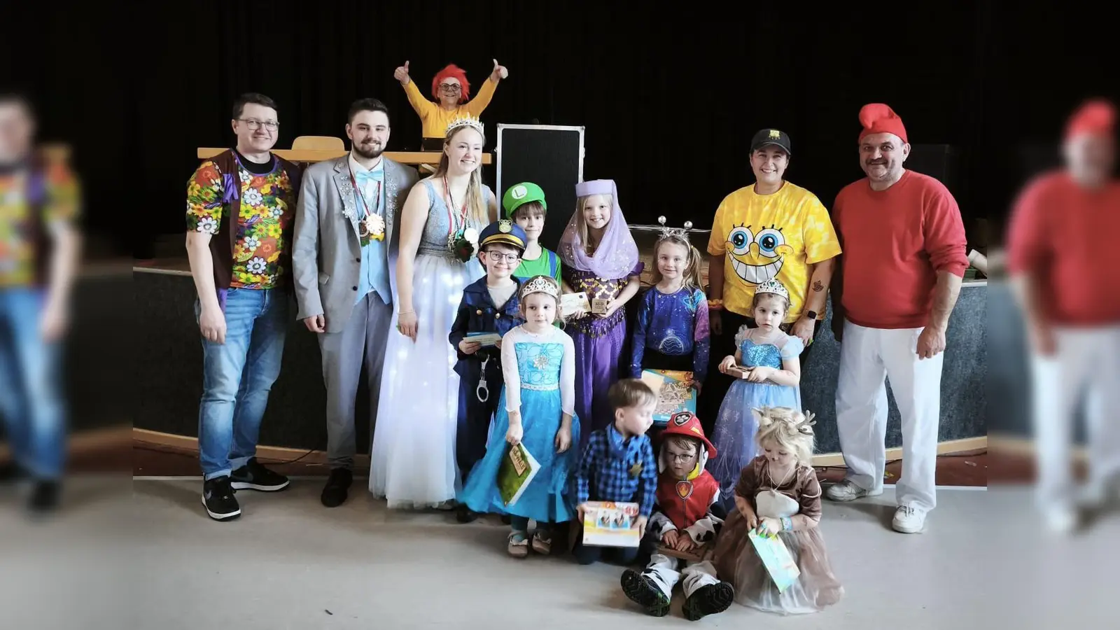 Gratulationen an die Sieger-Kinder bei der Maskenprämierung kamen von der SPD-Vorstandschaft und vom Prinzenpaar aus Pleystein. (Bild: Laura Roth)