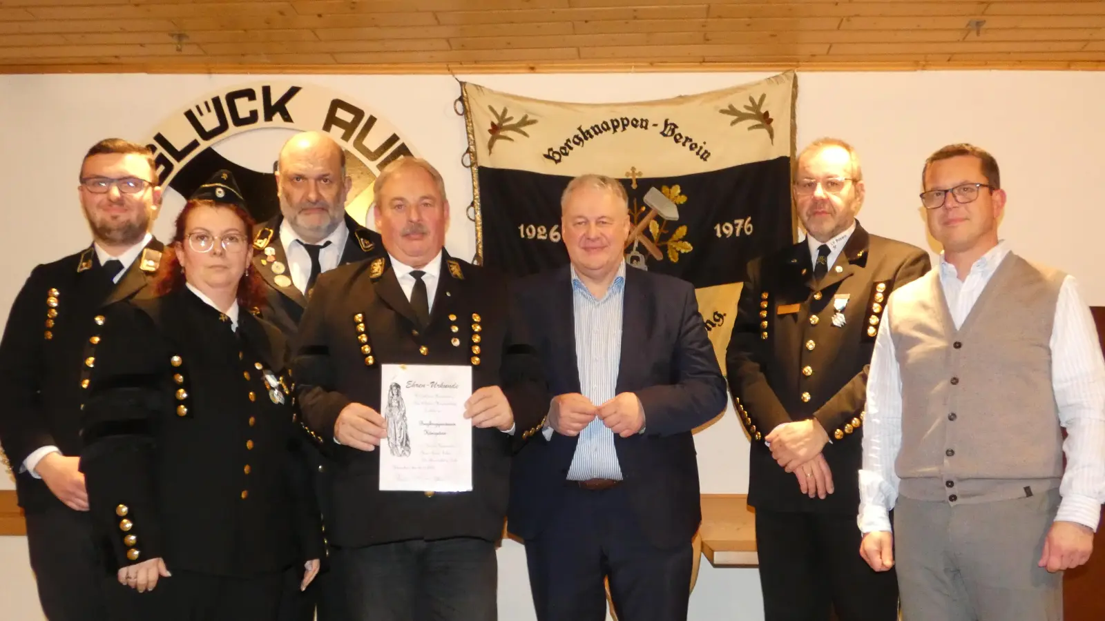 Von links: Toni, Birgit, Manfred Stollner, Richard Luber, Richard Reisinger, Armin Kraus und Bgm. Kaduk.  (Bild:   Kurz Raffael)