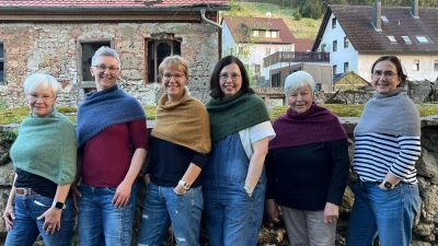 Der fertige Loop mit seinen Strickerinnen in Haunritz. (Bild: Anke Dresselmann)