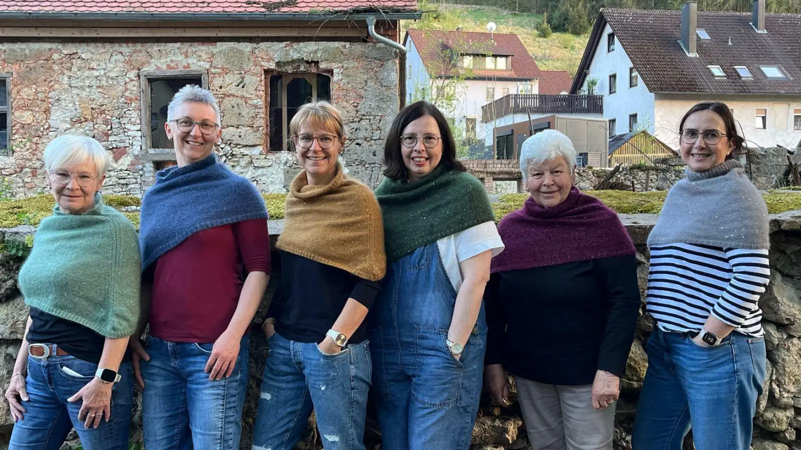 Der fertige Loop mit seinen Strickerinnen in Haunritz. (Bild: Anke Dresselmann)