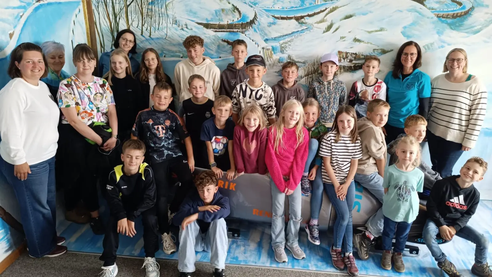 Die Gruppe des Kinderferienclubs beim Tagesausflug nach St. Englmar im Erlebnismuseum Xperium.  (Bild: Simone Scherb)