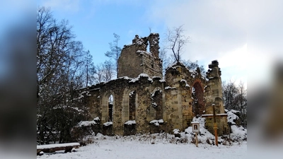 Wie ein mahnender Zeigefinger ragt der eingefallene Turm der verschneiten Kirchenruine im ehemaligen Übungsplatzdorf Pappenberg in den Himmel. Er erinnert an einst blühende Ortschaften. (Bild: Gerald Morgenstern)