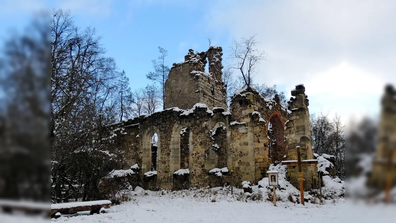 Wie ein mahnender Zeigefinger ragt der eingefallene Turm der verschneiten Kirchenruine im ehemaligen Übungsplatzdorf Pappenberg in den Himmel. Er erinnert an einst blühende Ortschaften. (Bild: Gerald Morgenstern)