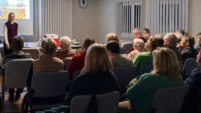 Referentin Frau Andrea Baum und viele interessierte Zuhörer. (Bild: Martina Aust)