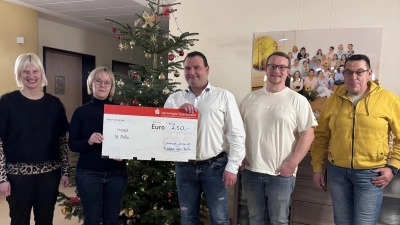 Die Spendenübergabe. (Bild: Jürgen Trescher )