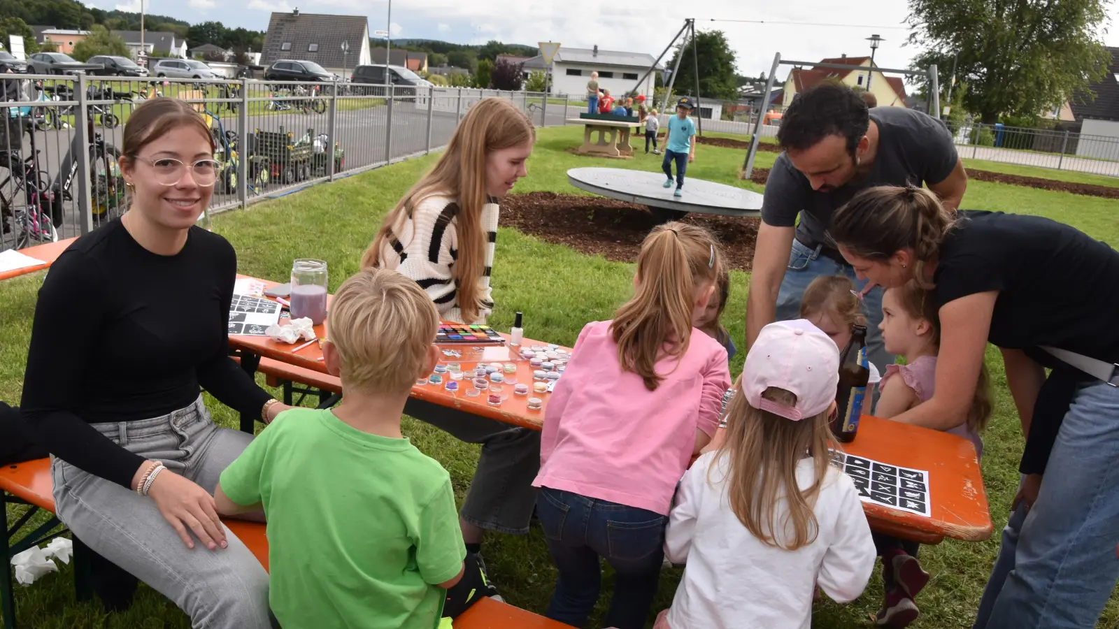 Gehörig was los war samstags beim Spielplatzfest der CSU/FU/JU in Irchenrieth. Zum großen Angebot für die Kinder gehörte auch das Schminken. (Bild: Gisela Härtl)