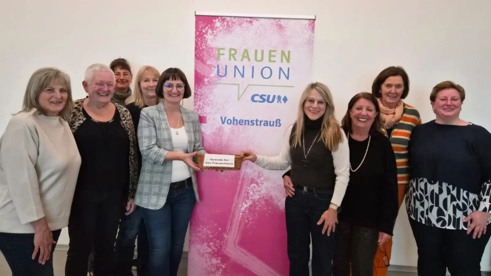 Die FU-Vohenstrauß mit Vorsitzender Michaela Reger (Vierte von rechts überreicht die Spenden an die Leiterin des Frauenhauses Nagy Enikö. (Bild: Sieglinde Schärtl)