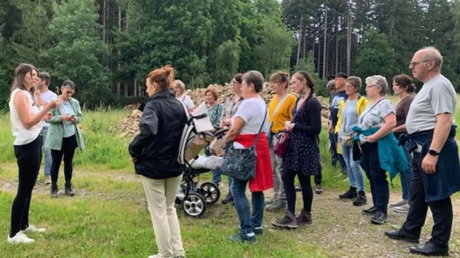 Kräuterführerin Marina Eiberweiser erläutert die sichere Bestimmung der einzelnen Kräuter und ihre Heilwirkung. (Bild: Petra Reil)