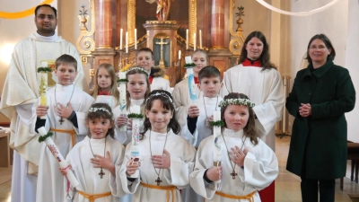 die Erstkommmmunionkinder, samt Altardienst, sowie Pfarrvikar Yeruva und die Leiterin der außerschulischen Vorbereitung Isabella Riederer, Freifrau von Paar. (Bild: Norbert Weis)