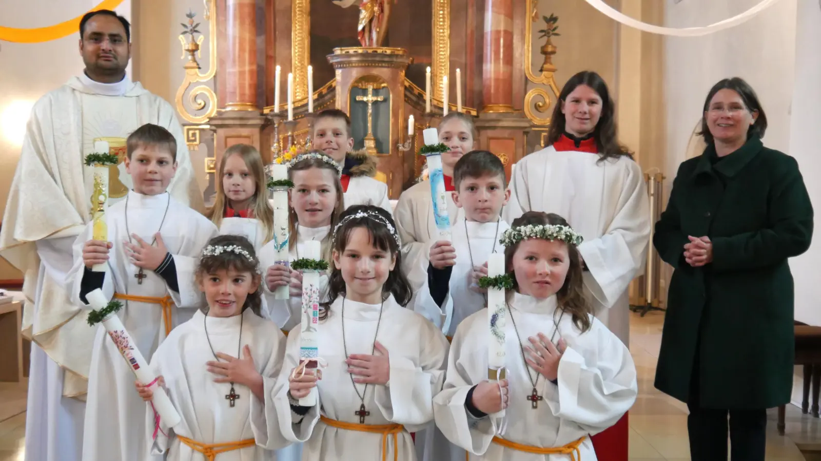 die Erstkommmmunionkinder, samt Altardienst, sowie Pfarrvikar Yeruva und die Leiterin der außerschulischen Vorbereitung Isabella Riederer, Freifrau von Paar. (Bild: Norbert Weis)