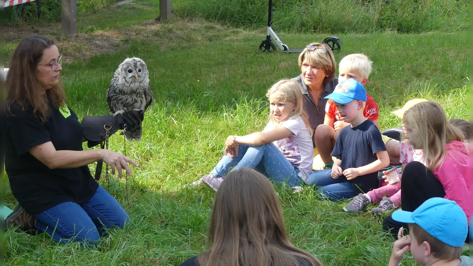 Michaela Domeyer erzählte den Kindern viel über das Leben des Habichtskauzes (Bild: Walther Hermann)