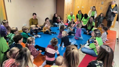 Der Tag der offenen Tür des St. Wolfgang-Kindergartens stand ganz im Zeichen der Begegnung des gemeinsamen Spiels. Für kleine Besucher gab es zahlreiche Attraktionen in der Turnhalle. (Bild: Werner Schulz)