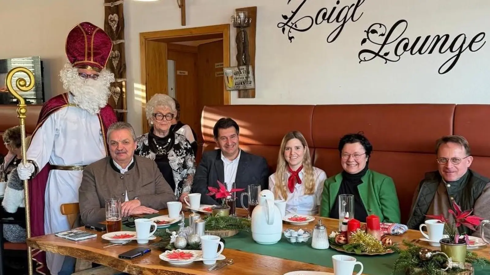 Lotte Hofmann (3.v.l.) wurde nach 30 Jahren als Leiterin der Krebsselbsthilfegruppe verabschiedet. (Bild: Tanja Gorisch)