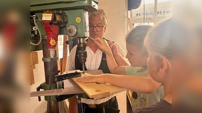 Mit insgesamt 13 Kindern wurde fleißig gehämmert, geschraubt und gebaut. (Bild: Richard Kurz)