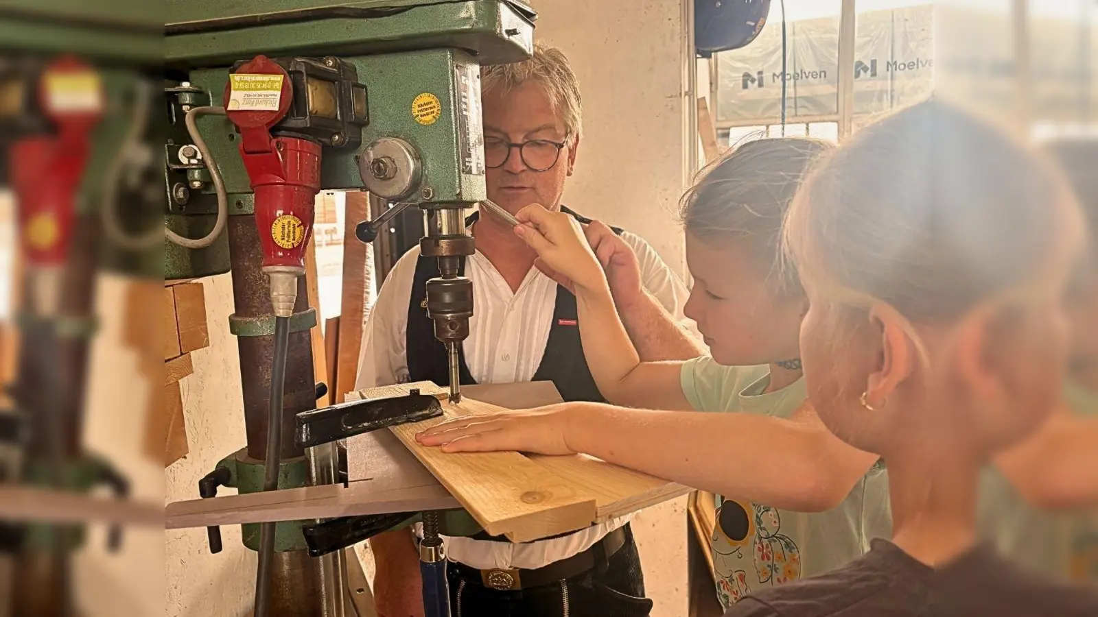 Mit insgesamt 13 Kindern wurde fleißig gehämmert, geschraubt und gebaut. (Bild: Richard Kurz)