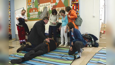 Hier wird die stabile Seitenlage geübt. <br>3.von rechts Initiatorin des 1. Lebensrettertags in Hahnbach, Monika Hecken-Emmel (Bild: Andreas Emmel)