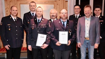 Für ihre langjährige Tätigkeit als Jugendwarte wurden Stefan Freundorfer und Martin Plößl(mit Urkunde) mit der Ehrennadel der Jugendfeuerfeuerwehr in Gold ausgezeichnet. (von links) Kreisjugendwart KBM Sven Schmidt, Kdt. Peter Meßmann, EhrenKBR Fredi Weiß, KBI Armin Daubenmerkl, Bürgermeister Alwin Märkl, KBM Ernst Dominik. (Bild: Alfred Schorner)