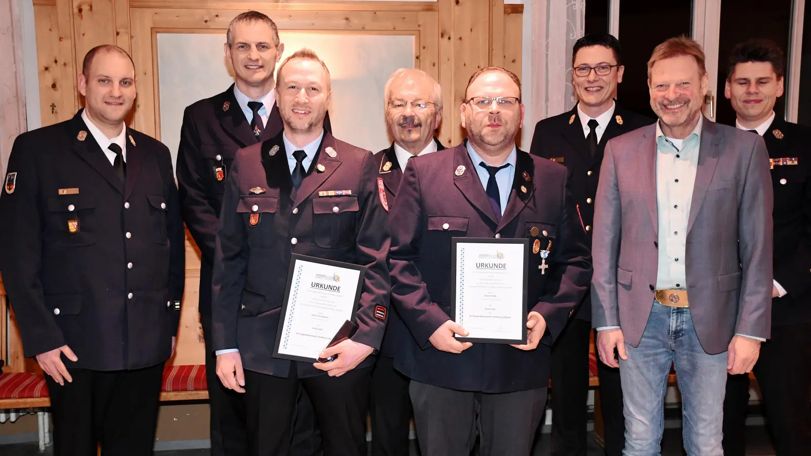 Für ihre langjährige Tätigkeit als Jugendwarte wurden Stefan Freundorfer und Martin Plößl(mit Urkunde) mit der Ehrennadel der Jugendfeuerfeuerwehr in Gold ausgezeichnet. (von links) Kreisjugendwart KBM Sven Schmidt, Kdt. Peter Meßmann, EhrenKBR Fredi Weiß, KBI Armin Daubenmerkl, Bürgermeister Alwin Märkl, KBM Ernst Dominik. (Bild: Alfred Schorner)