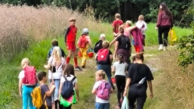 Auf ging’s zum Teufelsbutterfaß zum Sammeln  (Bild: Sarah Zachmann)