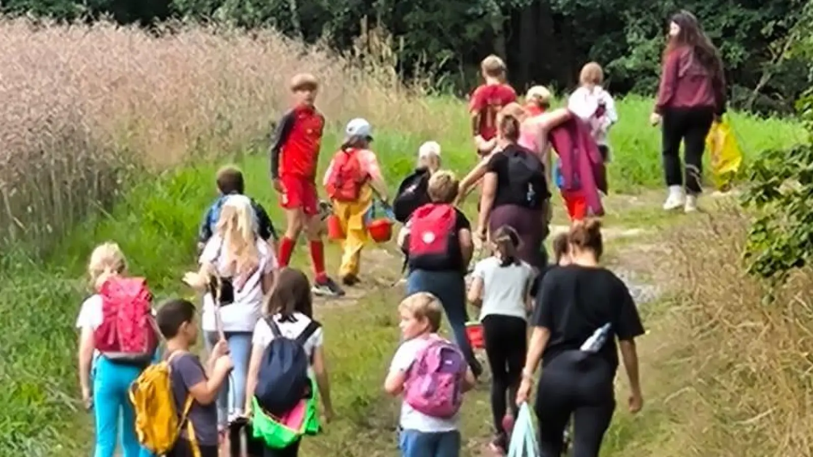 Auf ging’s zum Teufelsbutterfaß zum Sammeln  (Bild: Sarah Zachmann)