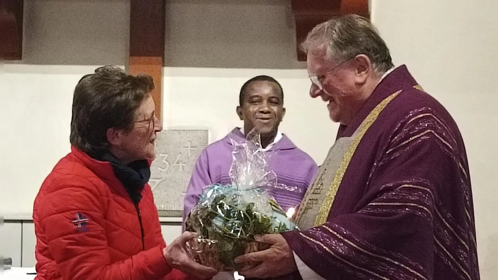 Pfarrgemeinderätin Claudia Porst bedankte sich bei Pfarrer Reinhard Forster. (Bild: Roman Melzner)