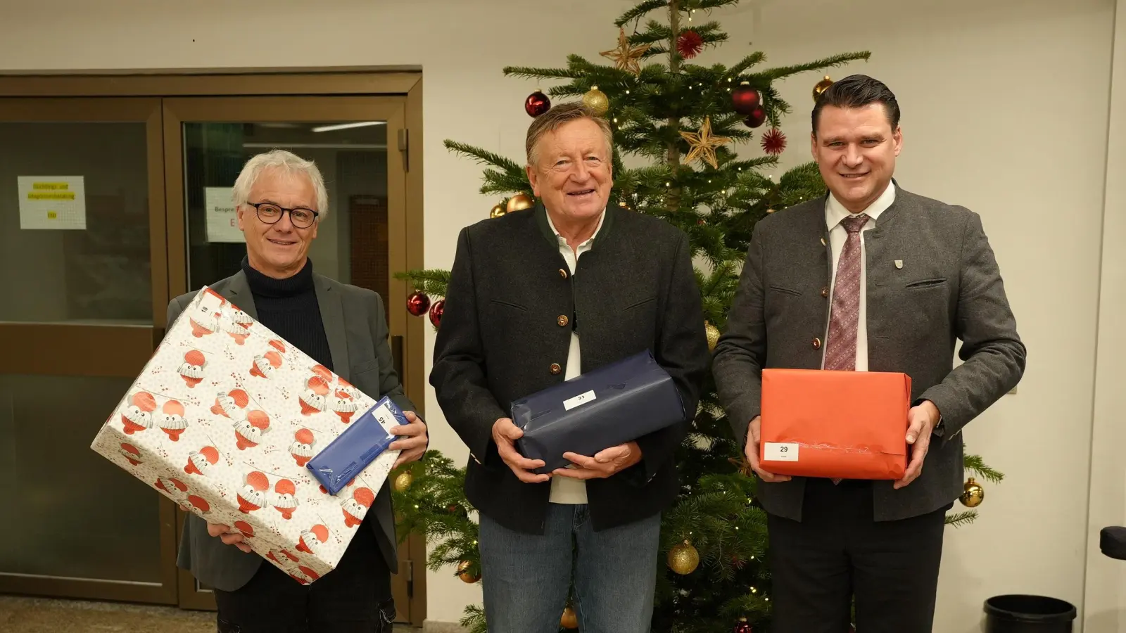 Stiftungsbeirat Heiner Sauren (Mitte) überreicht an Landrat Thomas Ebeling (rechts) und dem Leiter des Kreisjugendamtes Martin Rothut (links) die Geschenke. (Bild: Laura Kohl)