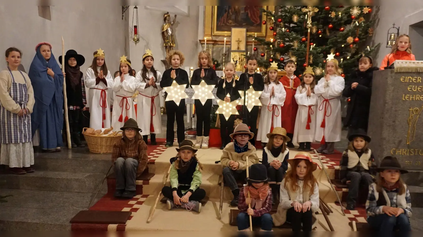24 Mädchen und jungen erweckten die Weihnachtsgeschichte zum Leben. (Bild: Sonja Sczech)
