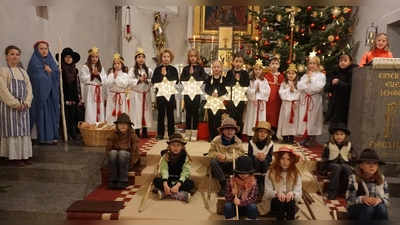 24 Mädchen und jungen erweckten die Weihnachtsgeschichte zum Leben. (Bild: Sonja Sczech)