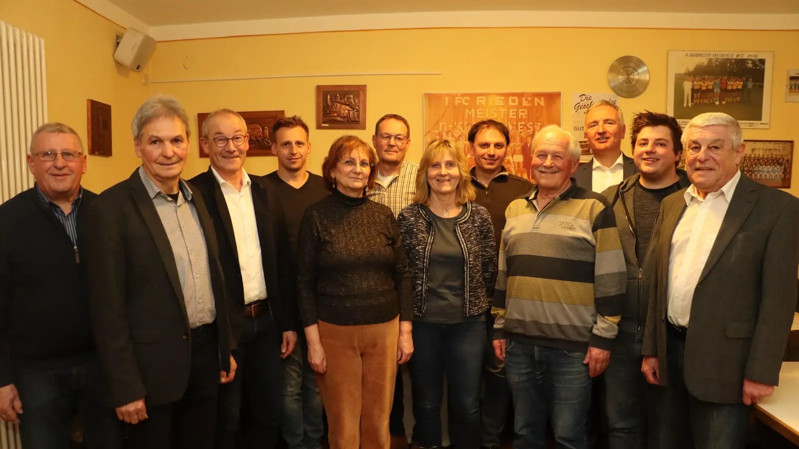 Die Vorstandschaft des CSU Ortsverbandes Rieden-Vilshofen mit Ortsvorsitzendem Josef Weinfurtner (2. v.l.), Bürgermeister Erwin Geitner (3. v.l.), MdL Harald Schwartz (3.v.r.) und Altbürgermeister Gotthard Färber (r.) (Bild: Michael Rabenhofer )