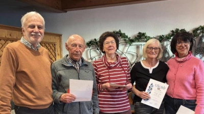 Im Bild von links: 1. Vorsitzender Georg Peters, Jubilar Heiner Windisch, Jubilarinnen Gerda Murner und Annemarie Feicht, 2. Vorsitzende Gisela Promm, abwesend Jubilarin Erna Raschke. (Bild: Gabriele Trösch)