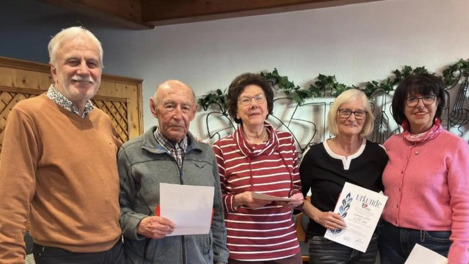 Im Bild von links: 1. Vorsitzender Georg Peters, Jubilar Heiner Windisch, Jubilarinnen Gerda Murner und Annemarie Feicht, 2. Vorsitzende Gisela Promm, abwesend Jubilarin Erna Raschke. (Bild: Gabriele Trösch)