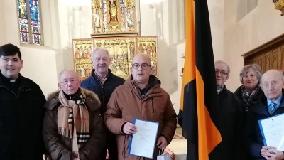 Die Kolpingsfamilie ehrte langjährige Mitglieder. Im Bild: (von links) Kaplan und Präses Ramon Rodriguez, Klaus Döbereiner, Herbert Konrad, Josef Weigl, Werner Berr und Karl Scheidler.  (Bild: kod)