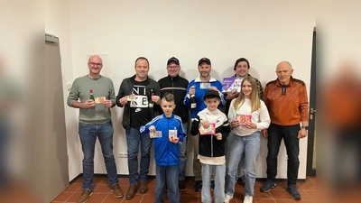 Nach einer gelungenen Veranstaltung stellte man sich zum Siegerfoto: (hinten von links) Andreas Spiegel, Carsten Floth, Vorstand Benny Walberer, Tobias Götz, Christian Römisch, 2. Vorsitzender Josef Bösl. Vorne freuen sich Ben Götz, Julian Römisch und Marie Floth.  (Bild: Franz Ficker)