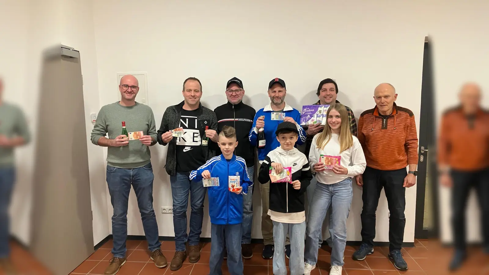 Nach einer gelungenen Veranstaltung stellte man sich zum Siegerfoto: (hinten von links) Andreas Spiegel, Carsten Floth, Vorstand Benny Walberer, Tobias Götz, Christian Römisch, 2. Vorsitzender Josef Bösl. Vorne freuen sich Ben Götz, Julian Römisch und Marie Floth.  (Bild: Franz Ficker)